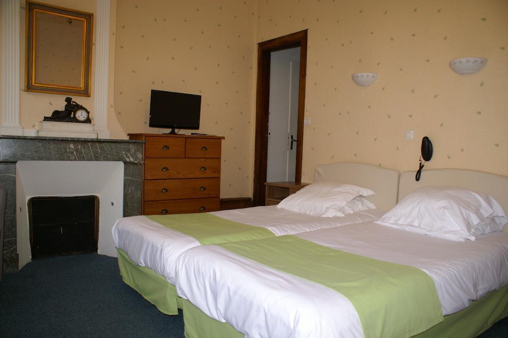 Hotel Celeste Bagnères-de-Luchon Δωμάτιο φωτογραφία