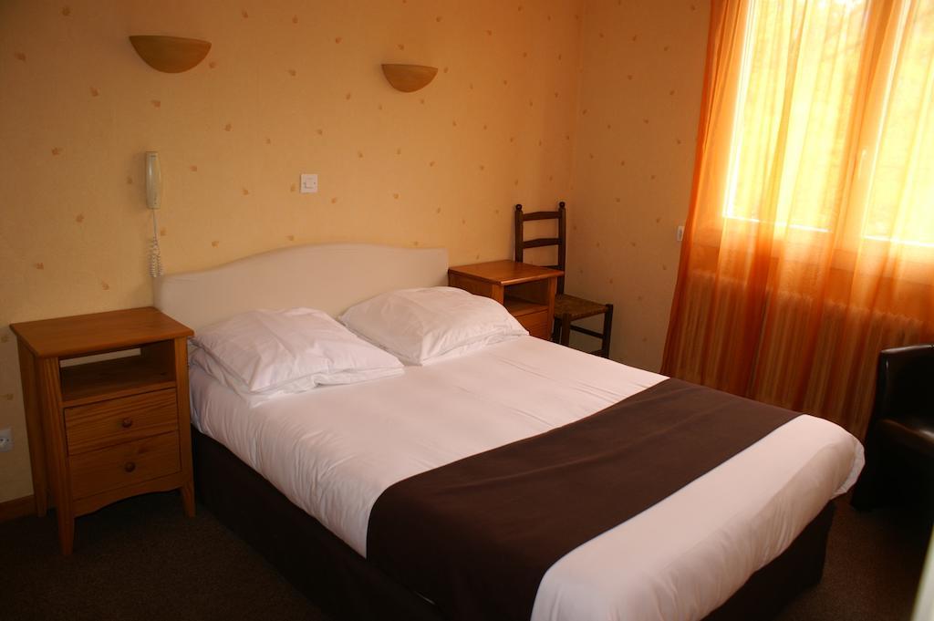 Hotel Celeste Bagnères-de-Luchon Δωμάτιο φωτογραφία