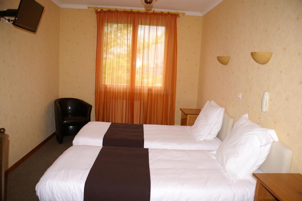 Hotel Celeste Bagnères-de-Luchon Δωμάτιο φωτογραφία